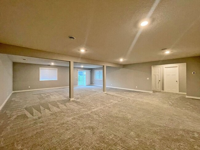 Building Photo - Sparkling, SPACIOUS Like-New Home with 3 B...