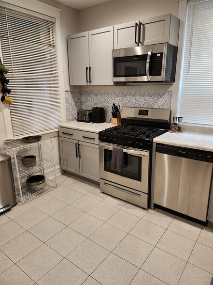 Kitchen - 5437 N Ashland Ave