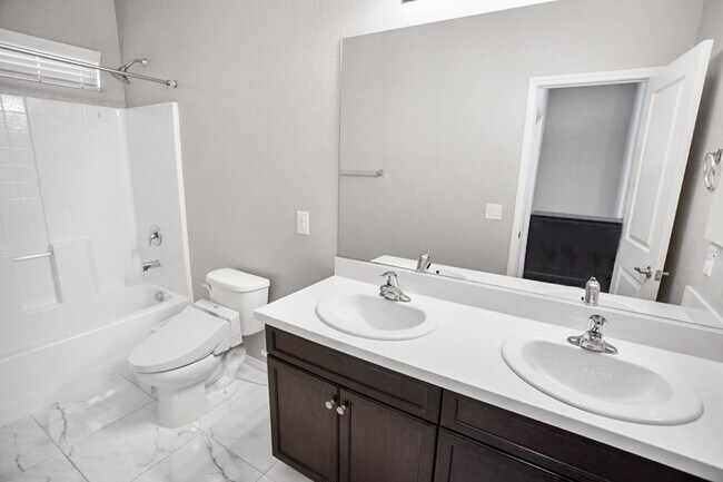 Building Photo - 4 Bed, Beauty With First Floor Bed And Full Bath