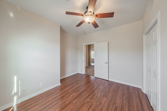 Building Photo - Spacious 5 Bedroom Home with Walk-Out Base...