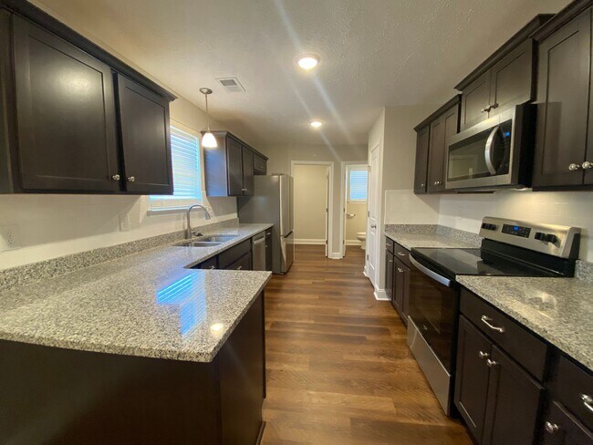 Building Photo - 1008 Berra Dr