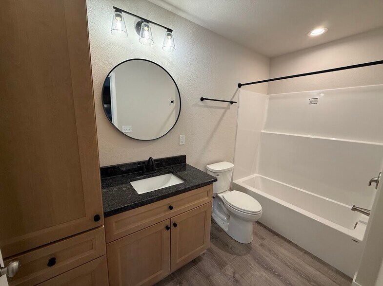 Building Photo - 5995-5995 Hanson Ct