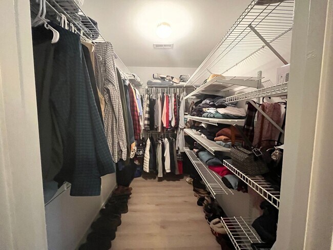 Building Photo - 6-month SUMMER rental within minutes of Wrightsville Beach!