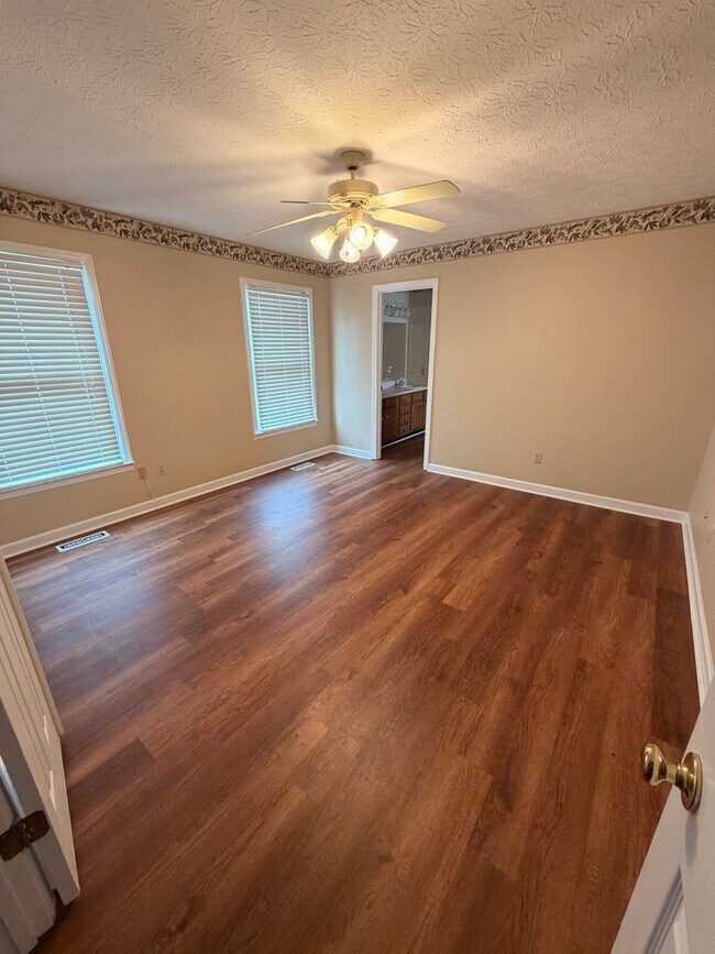 Building Photo - 3BR Home | Granite Kitchen | Fireplace | Deck | Fenced Yard