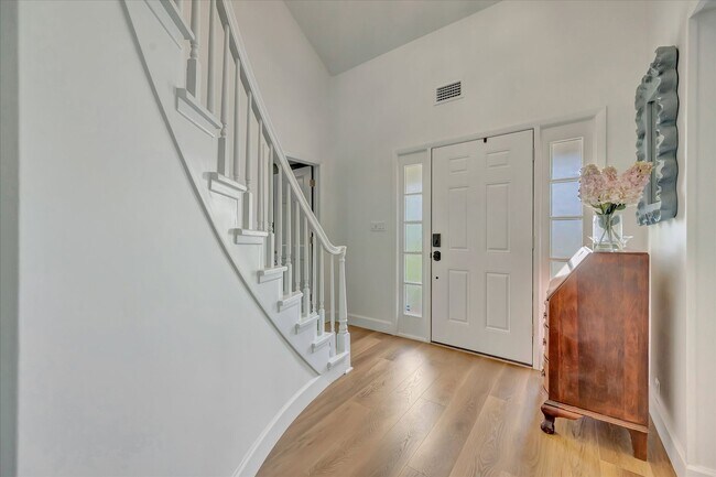 Building Photo - Luxury 5 Bed/4 Bath Pool Home on a Golf Course in Central Sarasota