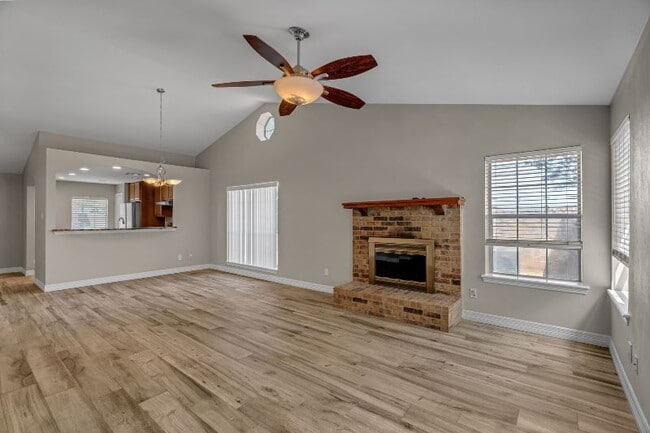 Building Photo - "Fantastic 3-Bedroom, 2 Bath Home in Prime...