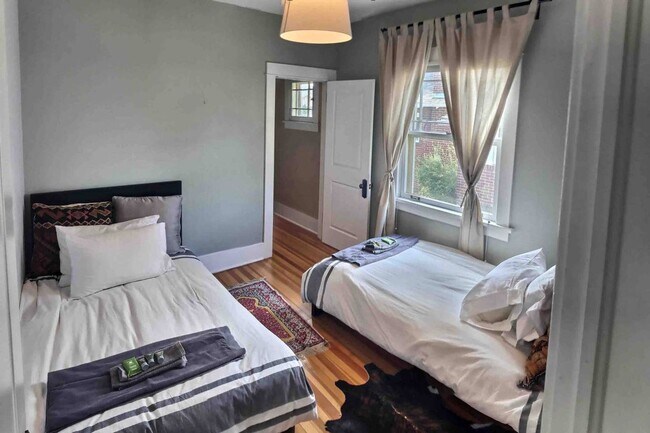 Building Photo - West Highlands 2 Bedroom Duplex with 2 Car...