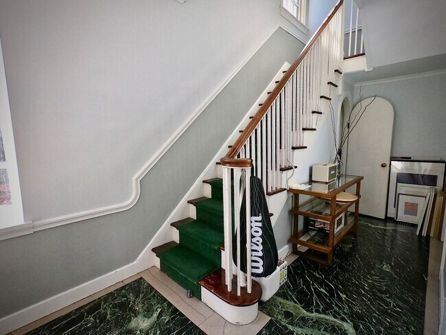 Building Photo - 9/1 Beautiful Hidden GEM. 2 Blocks from Wa...
