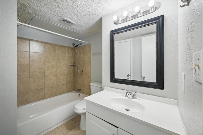Building Photo - 3048 Tudor Ln