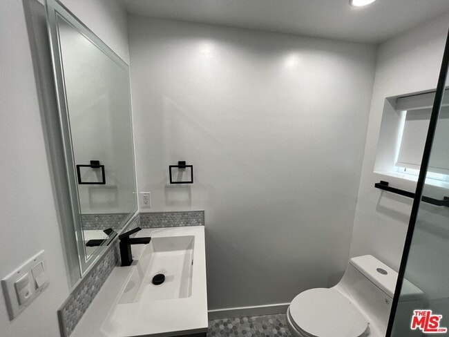 Building Photo - 5901 1/2 Encino Ave
