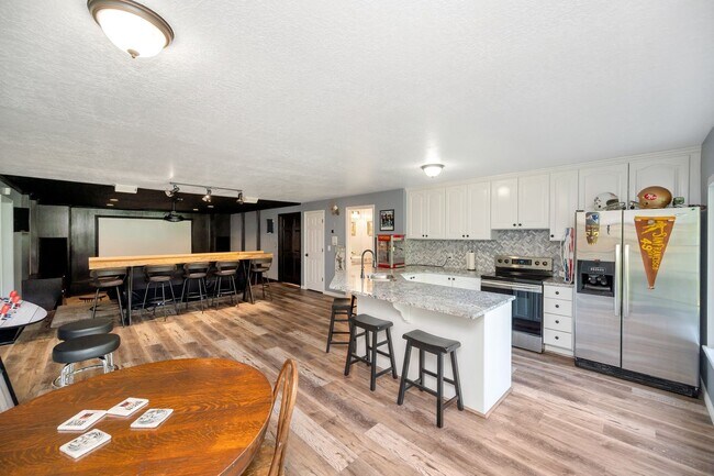 Building Photo - Immaculate Home for rent in gated cul-de-sac!