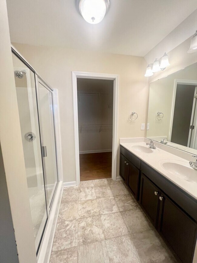 Building Photo - Three bed, 2.5 bath town house located in ...