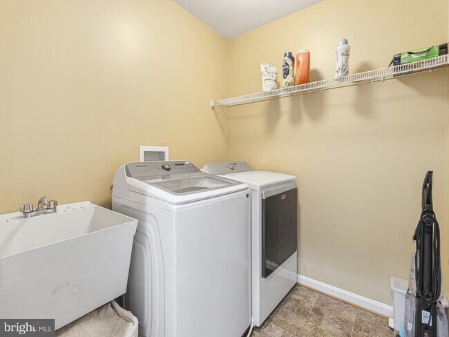 Building Photo - 45370 Barefoot Dr