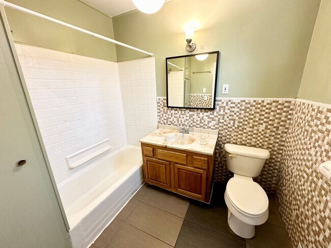 Building Photo - Inviting 3 Bed, 1 Bath Home in Roslyn, Whe...
