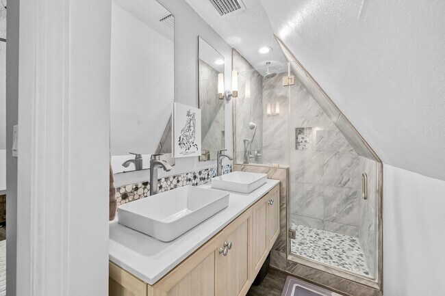 Building Photo - 446 Fantasy Ln