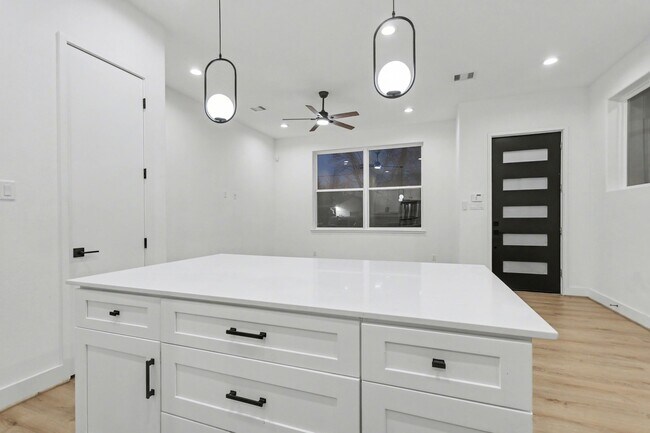 Building Photo - 203 Danna Ln