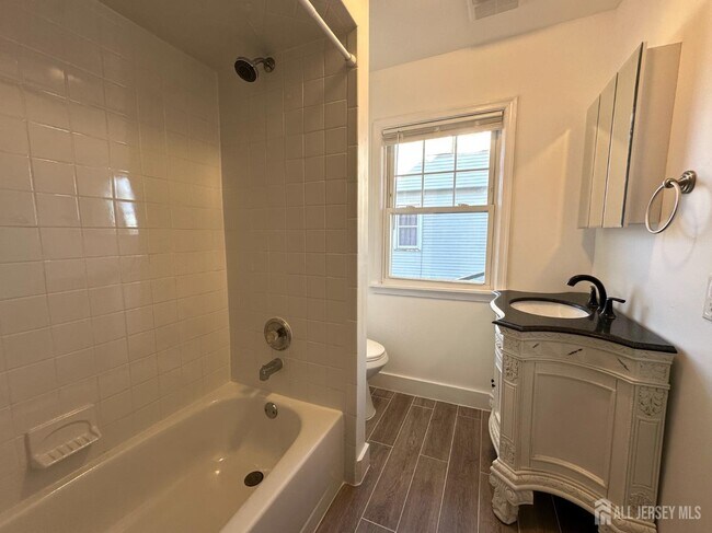 Building Photo - 511 Grove St