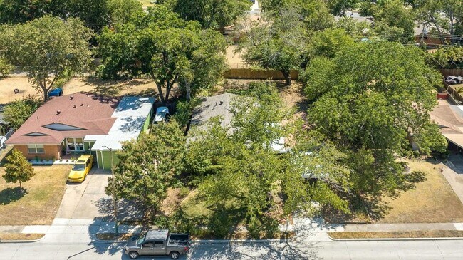 Building Photo - 2442 Oates Dr