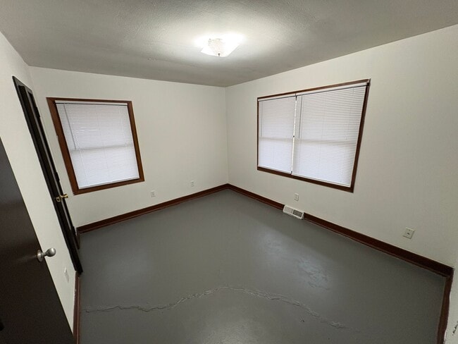 Building Photo - Lovely & Spacious 4-Bed, 2-Bath Single-Family Home Near Everything You Need