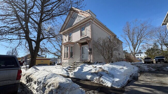 Building Photo - Spacious 2 Bed, 1 Bath Apartment – Portland – $2,199/month