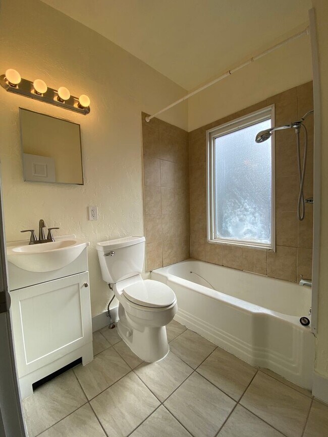 Building Photo - Beautiful 4BR house for rent