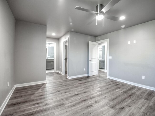 Building Photo - 609 Abadan Dr