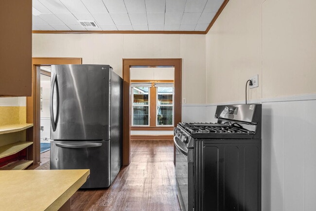 Building Photo - Stylish 1920s Gem Near Downtown with Fresh Updates