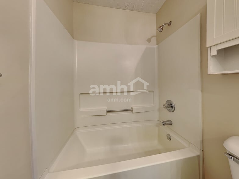 Building Photo - 682 Whippoorwill Dr