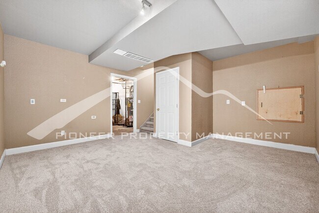 Building Photo - Spacious Home with Central AC and Gas Fireplace