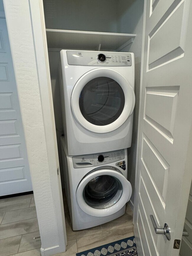 Building Photo - 2024 Beautiful Furnished 3 Bedroom 2 Bath with Private Suite near Sports Venues