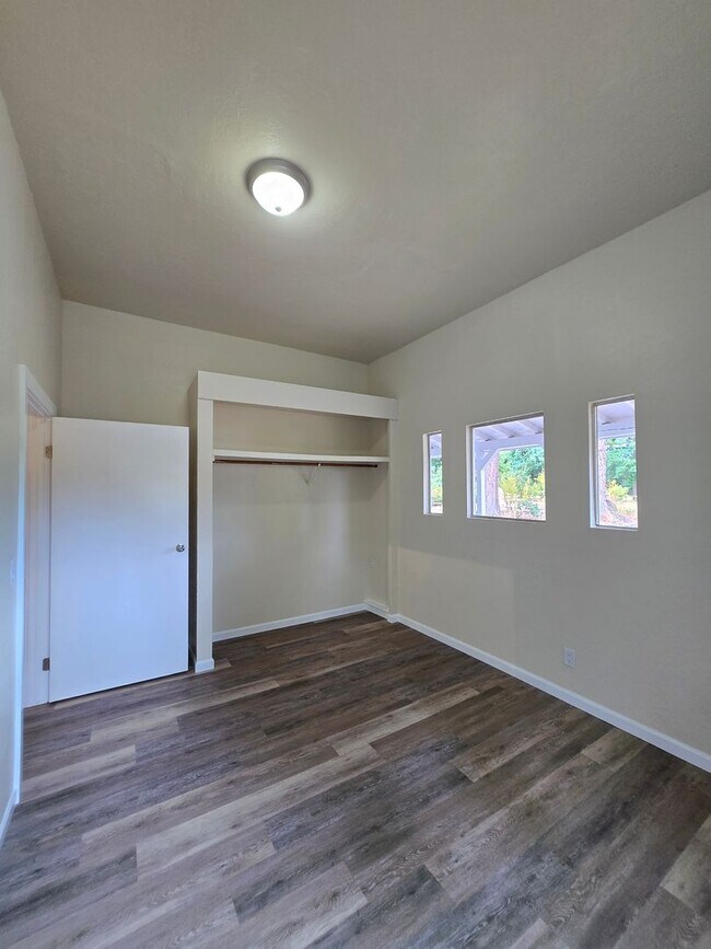 Building Photo - 1 Bedroom 1 bathroom in Rainier