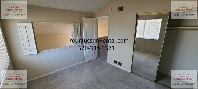 Building Photo - 1st Ave & Limberlost Dr - 2 Beds/ 1.5 Bath...