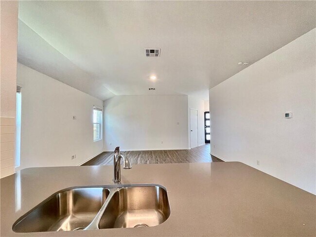 Building Photo - 102 Milliner Lp