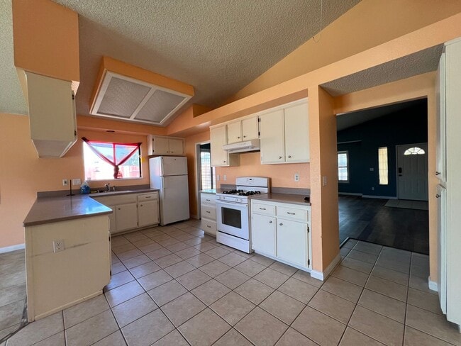 Building Photo - 3 Bedroom 2 Bathroom House with Swimming P...