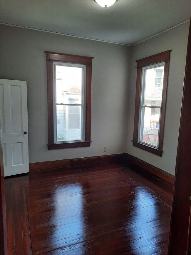 Building Photo - Lovely 3 bedroom 1 bath home