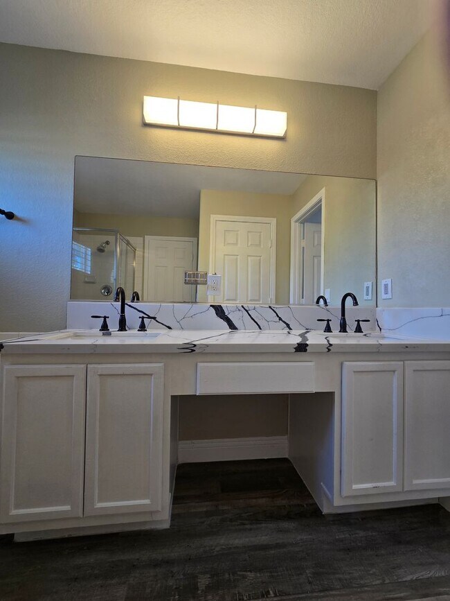 Building Photo - A Fabulous 4 Bedroom Home in Peccole Ranch
