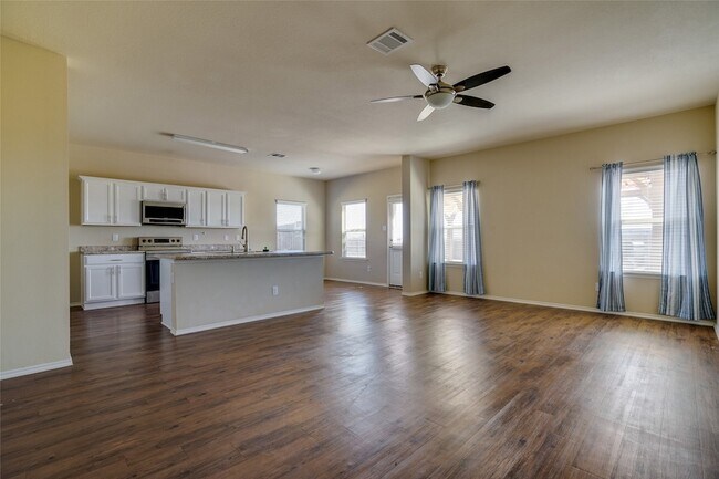 Building Photo - 301 Plum Dr