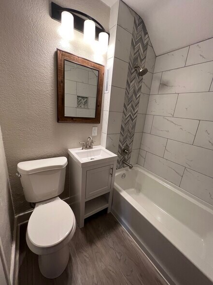 Building Photo - 931 S 74th St