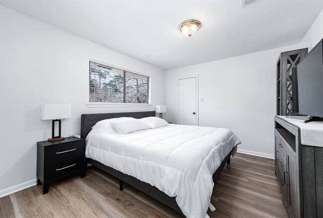 Building Photo - 26715 Maplewood Dr