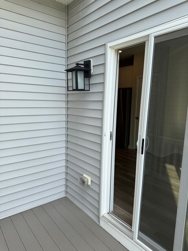 Building Photo - THREE BEDROOM/ END OF ROW TOWNHOME in Southern Lehigh Schools