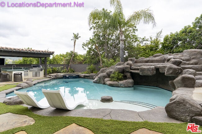 Building Photo - 5861 Ridgebrook Dr