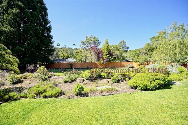 Building Photo - Spacious Glenwood Oasis with Acre of Land!