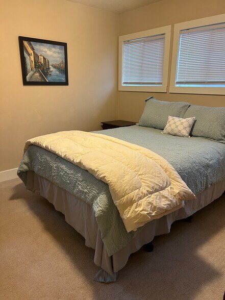 Building Photo - 6050 SW Taylors Ferry Rd