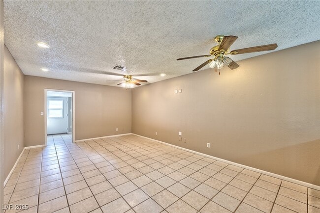 Building Photo - 506 Holick Ave