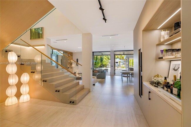 Building Photo - 707 NE 77th St