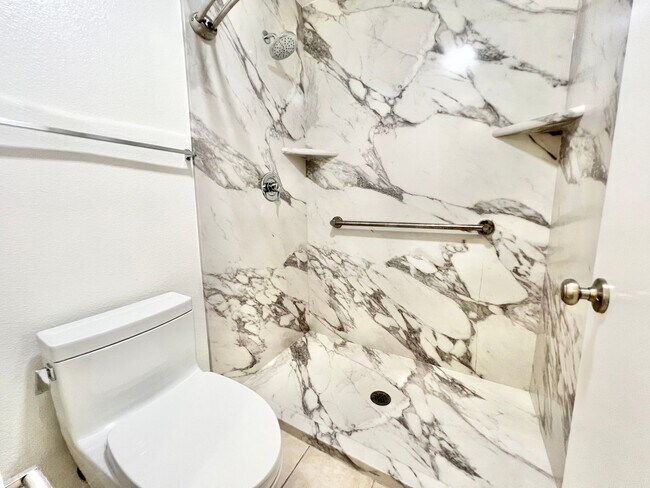 Building Photo - Stunning 2 bed/2 bath condo in the desirab...