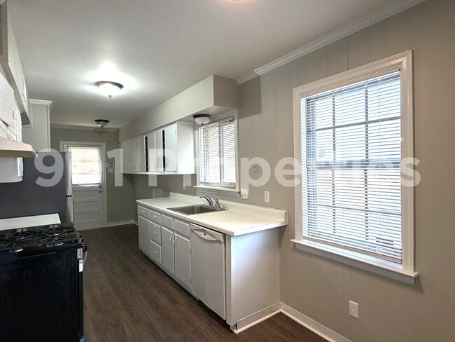 Building Photo - 1831 Myrna Ln