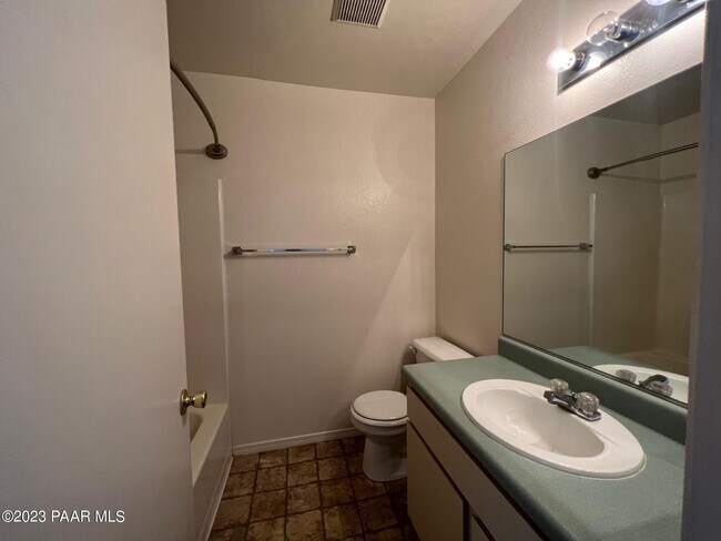 Building Photo - 9615 E Lakeshore Dr