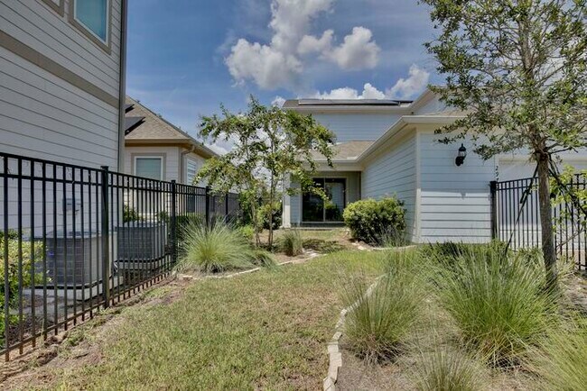 Building Photo - Modern 5/3 Water-View Home in Weslyn Park ...