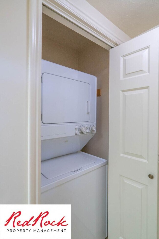 Building Photo - 3 Bedroom End Unit Home in Downtown St. Ge...